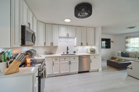 House in Jensen Beach, Florida 3 bedrooms, 137.31 sq.m. № 2260979 - photo 6
