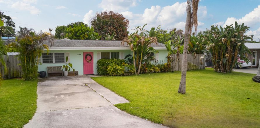 House in Jensen Beach, Florida 3 bedrooms, 137.31 sq.m. № 2260979