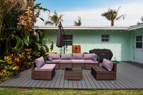 House in Jensen Beach, Florida 3 bedrooms, 137.31 sq.m. № 2260979 - photo 17
