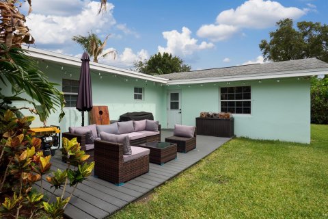 House in Jensen Beach, Florida 3 bedrooms, 137.31 sq.m. № 2260979 - photo 16