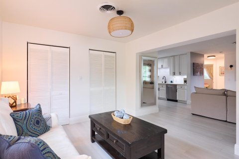 House in Jensen Beach, Florida 3 bedrooms, 137.31 sq.m. № 2260979 - photo 5