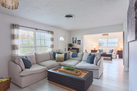 House in Jensen Beach, Florida 3 bedrooms, 137.31 sq.m. № 2260979 - photo 3