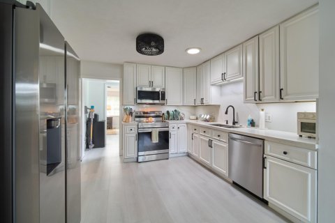 House in Jensen Beach, Florida 3 bedrooms, 137.31 sq.m. № 2260979 - photo 7