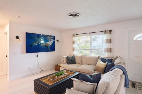House in Jensen Beach, Florida 3 bedrooms, 137.31 sq.m. № 2260979 - photo 2