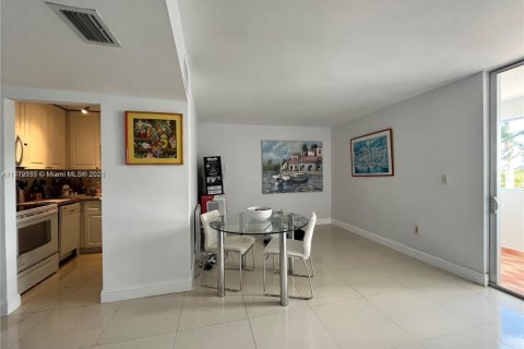 Condo in Miami, Florida, 1 bedroom  № 1709092 - photo 6