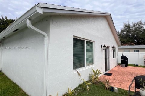 Villa ou maison à vendre à Hallandale Beach, Floride: 3 chambres, 128.21 m2 № 2004540 - photo 17