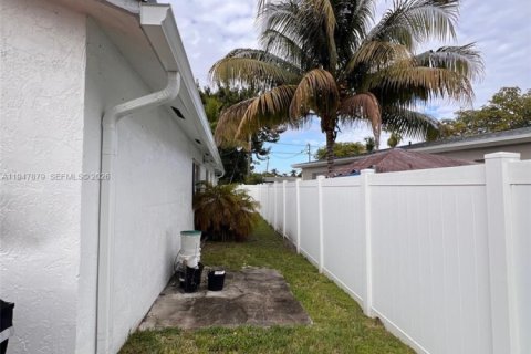 Villa ou maison à vendre à Hallandale Beach, Floride: 3 chambres, 128.21 m2 № 2004540 - photo 15