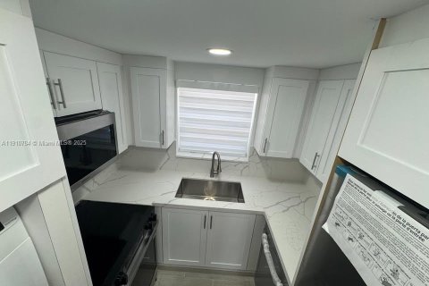 Casa en alquiler en Miami, Florida, 3 dormitorios, 139.35 m2 № 1965975 - foto 22