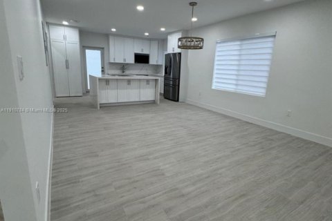 Casa en alquiler en Miami, Florida, 3 dormitorios, 139.35 m2 № 1965975 - foto 7