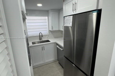 Casa en alquiler en Miami, Florida, 3 dormitorios, 139.35 m2 № 1965975 - foto 23