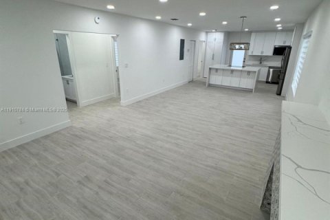 Casa en alquiler en Miami, Florida, 3 dormitorios, 139.35 m2 № 1965975 - foto 9