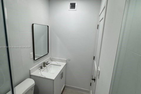 Casa en alquiler en Miami, Florida, 3 dormitorios, 139.35 m2 № 1965975 - foto 19