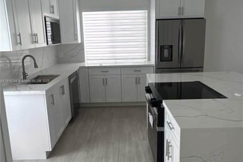 Casa en alquiler en Miami, Florida, 3 dormitorios, 139.35 m2 № 1965975 - foto 10