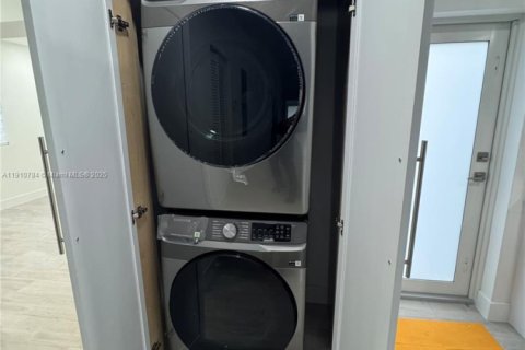 Casa en alquiler en Miami, Florida, 3 dormitorios, 139.35 m2 № 1965975 - foto 11