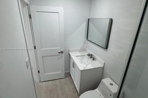 Casa en alquiler en Miami, Florida, 3 dormitorios, 139.35 m2 № 1965975 - foto 20