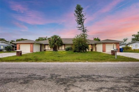 Propiedad comercial en venta en North Port, Florida, 8 dormitorios, 365.66 m2 № 1908033 - foto 1