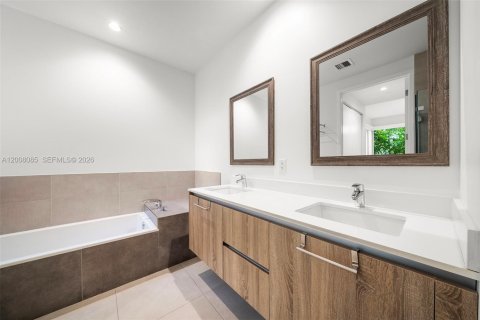 Condo in Miami, Florida, 3 bedrooms № 2074332 - photo 22