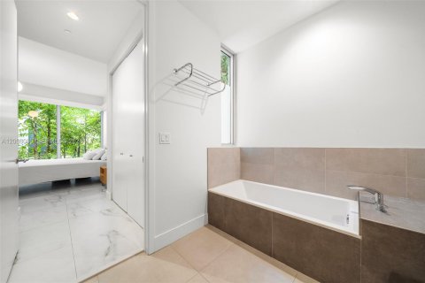 Condo in Miami, Florida, 3 bedrooms № 2074332 - photo 23