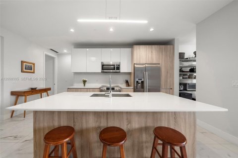 Condo in Miami, Florida, 3 bedrooms № 2074332 - photo 17