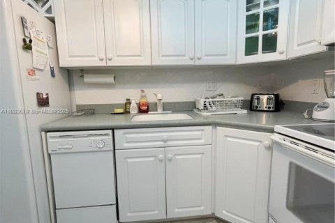 Condo in Hallandale Beach, Florida, 2 bedrooms  № 1992198 - photo 1
