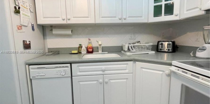 Condo in Hallandale Beach, Florida, 2 bedrooms  № 1992198
