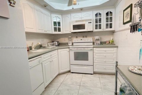 Condo in Hallandale Beach, Florida, 2 bedrooms  № 1992198 - photo 14