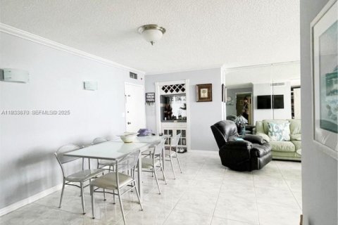 Condo in Hallandale Beach, Florida, 2 bedrooms  № 1992198 - photo 6