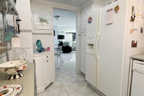 Condo in Hallandale Beach, Florida, 2 bedrooms  № 1992198 - photo 2