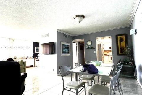 Condo in Hallandale Beach, Florida, 2 bedrooms  № 1992198 - photo 17