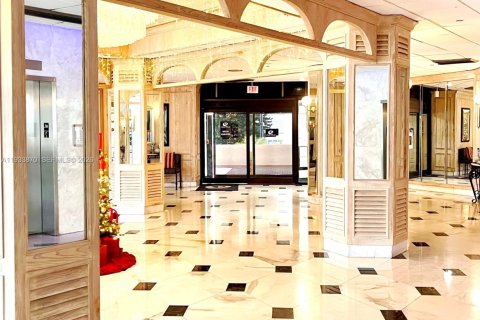 Condo in Hallandale Beach, Florida, 2 bedrooms  № 1992198 - photo 27