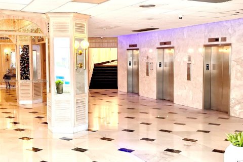 Condo in Hallandale Beach, Florida, 2 bedrooms  № 1992198 - photo 26