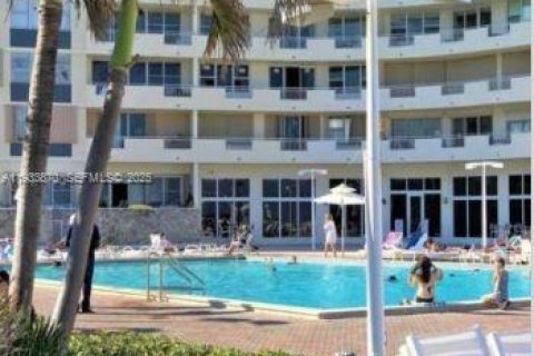 Condo in Hallandale Beach, Florida, 2 bedrooms  № 1992198 - photo 21