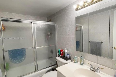 Condo in Hallandale Beach, Florida, 2 bedrooms  № 1992198 - photo 3