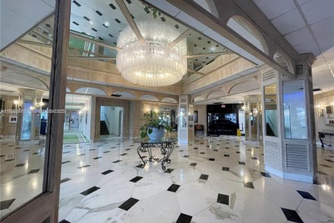 Condo in Hallandale Beach, Florida, 2 bedrooms  № 1992198 - photo 18
