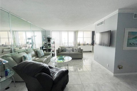 Condo in Hallandale Beach, Florida, 2 bedrooms  № 1992198 - photo 9