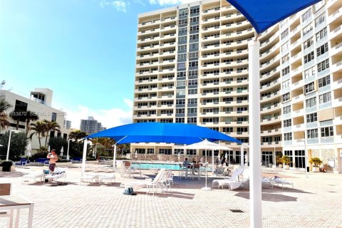 Condo in Hallandale Beach, Florida, 2 bedrooms  № 1992198 - photo 29