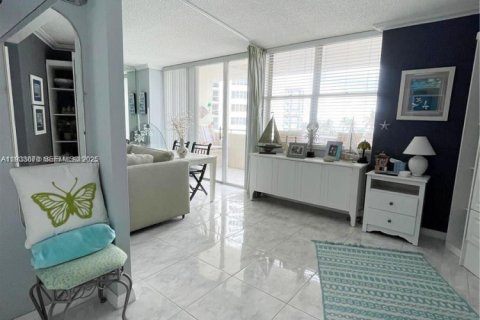 Condo in Hallandale Beach, Florida, 2 bedrooms  № 1992198 - photo 4