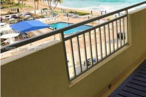 Condo in Hallandale Beach, Florida, 2 bedrooms  № 1992198 - photo 19