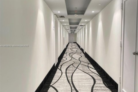 Condo in Hallandale Beach, Florida, 2 bedrooms  № 1992198 - photo 13