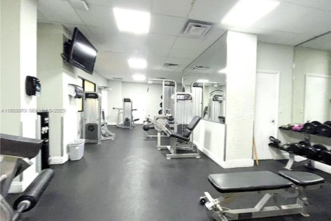Condo in Hallandale Beach, Florida, 2 bedrooms  № 1992198 - photo 16