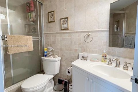 Condo in Hallandale Beach, Florida, 2 bedrooms  № 1992198 - photo 10