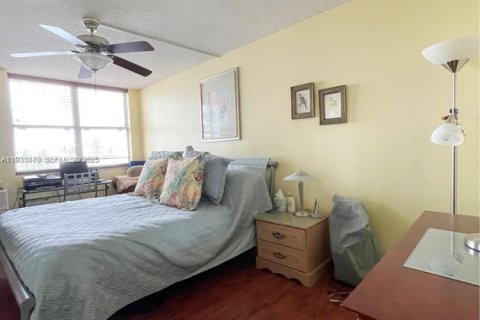 Condo in Hallandale Beach, Florida, 2 bedrooms  № 1992198 - photo 8
