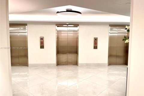 Condo in Hallandale Beach, Florida, 2 bedrooms  № 1992198 - photo 30