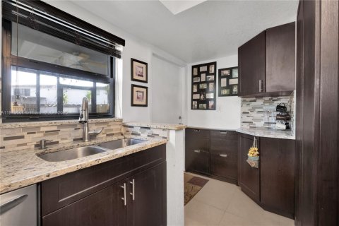 Adosado en venta en Miami, Florida, 3 dormitorios, 126.81 m2 № 1968910 - foto 8