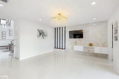 House in Boca Raton, Florida 5 bedrooms, 427.81 sq.m. № 1728154 - photo 10