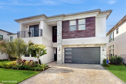 House in Boca Raton, Florida 5 bedrooms, 427.81 sq.m. № 1728154 - photo 1
