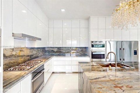 House in Boca Raton, Florida 5 bedrooms, 427.81 sq.m. № 1728154 - photo 8