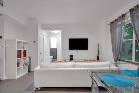 Снять в аренду кондоминиум в Майами-Бич, Флорида 2 спальни, 84.08м2, № 1940361 - фото 3