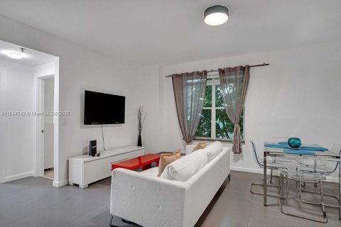 Снять в аренду кондоминиум в Майами-Бич, Флорида 2 спальни, 84.08м2, № 1940361 - фото 1