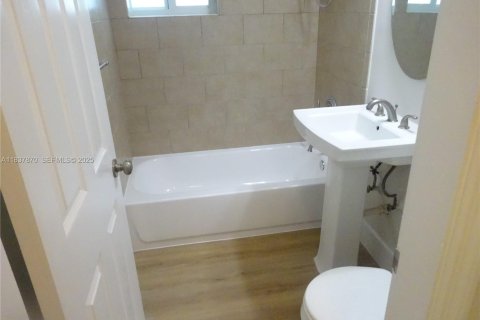 Снять в аренду виллу или дом в Норт-Майами, Флорида 2 спальни, 97.55м2, № 1989335 - фото 10